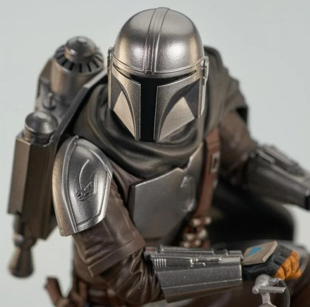 Star Wars Premier Collection: Mandalorian Din Djarin w/ Speeder Bike Statue