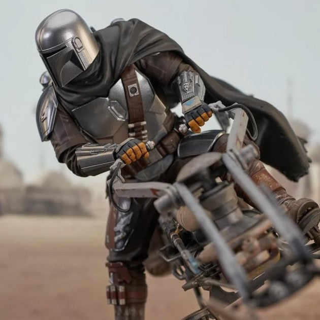 Star Wars Premier Collection: Mandalorian Din Djarin w/ Speeder Bike Statue